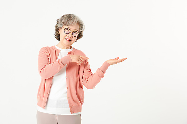 포토 JPG 스튜디오촬영 여자 노년 안경 할머니 실내 한명 서기 미소 손짓 상반신 앞모습 실버라이프 한국인 가리킴 60대 흰배경 노인여자한명만 오팔세대 액티브시니어 국내포토 1 라이프스타일 잡화 뷰포인트 백그라운드 모션 표정 사람 동양인 성인 내부 흰색 세대 여자한명만 노인여자만 파일형식