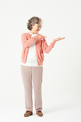 포토 JPG 스튜디오촬영 전신 응시 여자 노년 안경 할머니 실내 한명 서기 미소 손짓 앞모습 실버라이프 한국인 가리킴 60대 흰배경 노인여자한명만 오팔세대 액티브시니어 국내포토 1 라이프스타일 시선 잡화 뷰포인트 백그라운드 모션 표정 사람 동양인 성인 내부 흰색 세대 여자한명만 노인여자만 파일형식