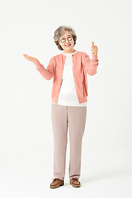 포토 JPG 스튜디오촬영 전신 여자 노년 안경 할머니 실내 한명 서기 미소 손짓 앞모습 실버라이프 한국인 최고 60대 흰배경 노인여자한명만 오팔세대 액티브시니어 국내포토 1 라이프스타일 잡화 뷰포인트 백그라운드 모션 표정 사람 동양인 성인 내부 흰색 세대 여자한명만 노인여자만 파일형식