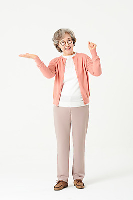 포토 JPG 스튜디오촬영 전신 여자 노년 안경 할머니 응원 실내 한명 서기 미소 손짓 앞모습 실버라이프 파이팅 한국인 가리킴 60대 흰배경 노인여자한명만 오팔세대 액티브시니어 국내포토 1 라이프스타일 잡화 뷰포인트 백그라운드 모션 표정 사람 동양인 성인 내부 흰색 세대 여자한명만 노인여자만 파일형식