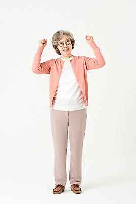 포토 JPG 스튜디오촬영 전신 여자 노년 안경 할머니 응원 실내 한명 서기 미소 앞모습 실버라이프 파이팅 주먹 한국인 60대 흰배경 노인여자한명만 오팔세대 액티브시니어 국내포토 1 라이프스타일 잡화 뷰포인트 백그라운드 모션 표정 사람 동양인 성인 내부 흰색 세대 여자한명만 노인여자만 파일형식