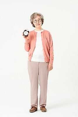 포토 JPG 스튜디오촬영 전신 여자 노년 안경 할머니 시계 실내 한명 서기 들기 앞모습 실버라이프 한국인 60대 흰배경 탁상시계 노인여자한명만 오팔세대 액티브시니어 국내포토 1 라이프스타일 잡화 뷰포인트 백그라운드 모션 사람 동양인 성인 내부 흰색 세대 여자한명만 노인여자만 파일형식