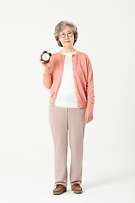 포토 JPG 스튜디오촬영 전신 여자 노년 안경 할머니 시계 실내 한명 서기 들기 앞모습 실버라이프 한국인 60대 흰배경 탁상시계 노인여자한명만 오팔세대 액티브시니어 국내포토 1 라이프스타일 잡화 뷰포인트 백그라운드 모션 사람 동양인 성인 내부 흰색 세대 여자한명만 노인여자만 파일형식