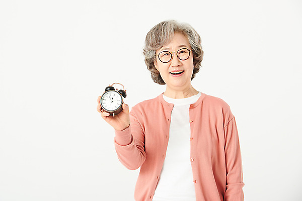 포토 JPG 스튜디오촬영 여자 노년 안경 할머니 시계 실내 한명 서기 미소 들기 상반신 앞모습 실버라이프 한국인 자명종 60대 흰배경 탁상시계 노인여자한명만 오팔세대 액티브시니어 국내포토 1 라이프스타일 잡화 뷰포인트 백그라운드 모션 표정 사람 동양인 성인 내부 알람 흰색 세대 여자한명만 노인여자만 파일형식