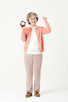 포토 JPG 스튜디오촬영 전신 여자 노년 안경 할머니 시계 응원 실내 한명 서기 미소 앞모습 실버라이프 파이팅 한국인 60대 흰배경 탁상시계 노인여자한명만 오팔세대 액티브시니어 국내포토 1 라이프스타일 잡화 뷰포인트 백그라운드 모션 표정 사람 동양인 성인 내부 흰색 세대 여자한명만 노인여자만 파일형식