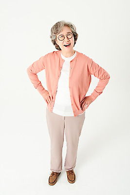 포토 JPG 스튜디오촬영 전신 여자 노년 안경 할머니 허리손 실내 한명 서기 미소 웃음 앞모습 실버라이프 하이앵글 한국인 올려보기 60대 흰배경 노인여자한명만 오팔세대 액티브시니어 국내포토 1 라이프스타일 잡화 뷰포인트 포즈 백그라운드 모션 표정 사람 동양인 성인 내부 흰색 세대 여자한명만 노인여자만 파일형식