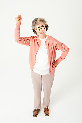 포토 JPG 스튜디오촬영 전신 여자 노년 안경 할머니 허리손 실내 한명 서기 미소 앞모습 실버라이프 하이앵글 파이팅 주먹 한국인 60대 흰배경 노인여자한명만 오팔세대 액티브시니어 국내포토 1 라이프스타일 잡화 뷰포인트 포즈 백그라운드 모션 표정 사람 동양인 성인 내부 흰색 세대 여자한명만 노인여자만 파일형식