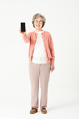 포토 JPG 스튜디오촬영 전신 여자 노년 안경 할머니 실내 한명 서기 미소 들기 앞모습 실버라이프 스마트폰 한국인 60대 흰배경 노인여자한명만 오팔세대 액티브시니어 국내포토 1 라이프스타일 잡화 뷰포인트 백그라운드 모션 표정 사람 동양인 성인 내부 핸드폰 스마트기기 흰색 세대 여자한명만 노인여자만 파일형식