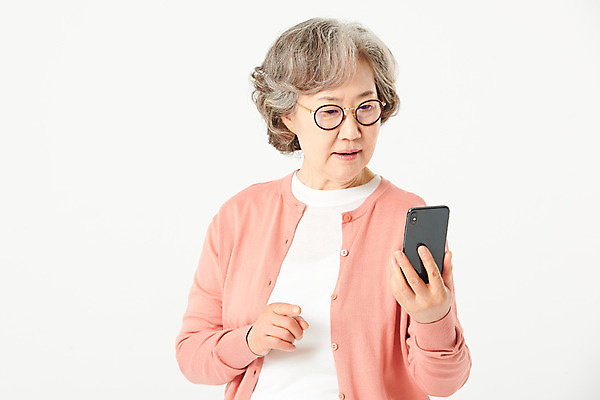 포토 JPG 스튜디오촬영 응시 여자 노년 안경 할머니 실내 한명 서기 들기 상반신 앞모습 실버라이프 스마트폰 한국인 60대 흰배경 노인여자한명만 오팔세대 액티브시니어 국내포토 1 라이프스타일 시선 잡화 뷰포인트 백그라운드 모션 사람 동양인 성인 내부 핸드폰 스마트기기 흰색 세대 여자한명만 노인여자만 파일형식