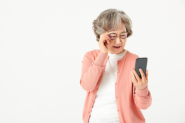 포토 JPG 스튜디오촬영 응시 여자 노년 안경 할머니 실내 건강 한명 서기 들기 상반신 앞모습 실버라이프 스마트폰 한국인 60대 흰배경 시력 보이스피싱 노인여자한명만 오팔세대 액티브시니어 눈건강 국내포토 1 라이프스타일 시선 잡화 뷰포인트 백그라운드 모션 사람 동양인 성인 내부 핸드폰 스마트기기 흰색 세대 피싱 여자한명만 노인여자만 파일형식