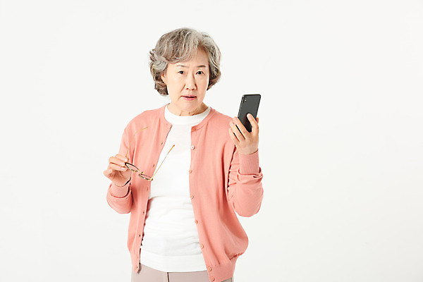 포토 JPG 스튜디오촬영 여자 노년 안경 할머니 실내 건강 한명 서기 들기 상반신 앞모습 실버라이프 스마트폰 놀람 한국인 60대 흰배경 시력 당황 보이스피싱 노인여자한명만 오팔세대 액티브시니어 눈건강 국내포토 1 라이프스타일 잡화 감정 뷰포인트 백그라운드 모션 표정 사람 동양인 성인 내부 핸드폰 스마트기기 흰색 세대 피싱 여자한명만 노인여자만 파일형식