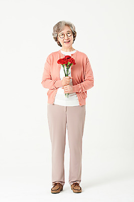 포토 JPG 스튜디오촬영 전신 여자 기념일 노년 꽃 안경 할머니 꽃다발 실내 선물 한명 서기 미소 들기 앞모습 실버라이프 한국인 60대 어버이날 카네이션 흰배경 노인여자한명만 오팔세대 액티브시니어 국내포토 식물 1 라이프스타일 잡화 뷰포인트 백그라운드 모션 표정 사람 동양인 이벤트 성인 내부 흰색 세대 여자한명만 노인여자만 파일형식