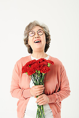 포토 JPG 스튜디오촬영 여자 기념일 노년 꽃 행복 안경 할머니 꽃다발 실내 선물 한명 서기 웃음 들기 상반신 앞모습 실버라이프 기쁨 한국인 60대 어버이날 카네이션 흰배경 노인여자한명만 오팔세대 액티브시니어 국내포토 식물 1 라이프스타일 잡화 감정 뷰포인트 백그라운드 모션 표정 사람 동양인 이벤트 성인 내부 흰색 세대 여자한명만 노인여자만 파일형식