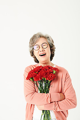 포토 JPG 스튜디오촬영 여자 기념일 노년 꽃 행복 안경 할머니 꽃다발 실내 선물 한명 서기 웃음 들기 상반신 앞모습 실버라이프 기쁨 한국인 60대 어버이날 카네이션 흰배경 노인여자한명만 오팔세대 액티브시니어 국내포토 식물 1 라이프스타일 잡화 감정 뷰포인트 백그라운드 모션 표정 사람 동양인 이벤트 성인 내부 흰색 세대 여자한명만 노인여자만 파일형식