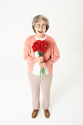 포토 JPG 스튜디오촬영 전신 여자 기념일 노년 꽃 안경 할머니 꽃다발 실내 선물 한명 서기 미소 웃음 들기 앞모습 실버라이프 하이앵글 한국인 올려보기 60대 어버이날 카네이션 흰배경 노인여자한명만 오팔세대 액티브시니어 국내포토 식물 1 라이프스타일 잡화 뷰포인트 백그라운드 모션 표정 사람 동양인 이벤트 성인 내부 흰색 세대 여자한명만 노인여자만 파일형식