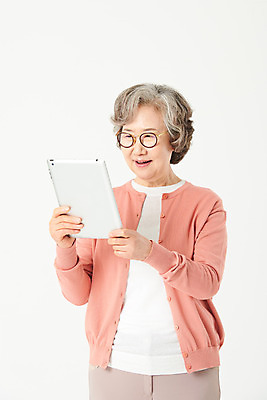 포토 JPG 스튜디오촬영 여자 노년 안경 할머니 실내 한명 서기 들기 상반신 앞모습 실버라이프 태블릿 한국인 60대 흰배경 노인여자한명만 실버서퍼 오팔세대 액티브시니어 국내포토 1 라이프스타일 잡화 뷰포인트 백그라운드 모션 사람 동양인 성인 내부 전자제품 스마트기기 흰색 신조어 세대 여자한명만 노인여자만 파일형식