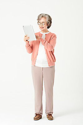포토 JPG 스튜디오촬영 전신 응시 여자 노년 안경 할머니 실내 한명 서기 들기 앞모습 실버라이프 태블릿 터치 한국인 60대 흰배경 노인여자한명만 실버서퍼 오팔세대 액티브시니어 국내포토 1 라이프스타일 시선 잡화 뷰포인트 백그라운드 모션 사람 동양인 성인 내부 전자제품 스마트기기 흰색 신조어 세대 여자한명만 노인여자만 파일형식