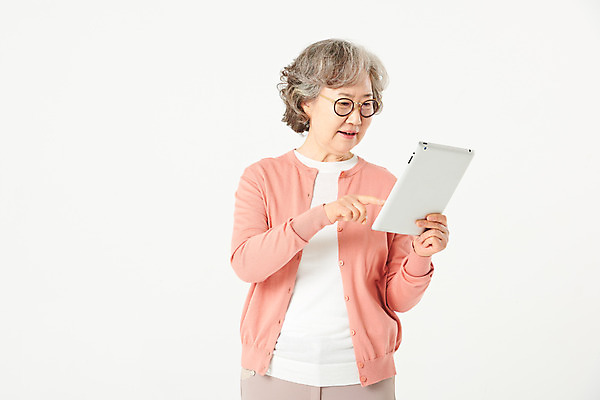 포토 JPG 스튜디오촬영 여자 노년 안경 할머니 실내 한명 서기 들기 상반신 앞모습 실버라이프 태블릿 한국인 60대 흰배경 노인여자한명만 실버서퍼 오팔세대 액티브시니어 국내포토 1 라이프스타일 잡화 뷰포인트 백그라운드 모션 사람 동양인 성인 내부 전자제품 스마트기기 흰색 신조어 세대 여자한명만 노인여자만 파일형식