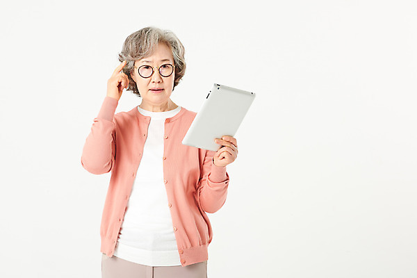 포토 JPG 스튜디오촬영 여자 노년 안경 할머니 실내 한명 서기 들기 상반신 앞모습 실버라이프 태블릿 한국인 60대 흰배경 어려움 노인여자한명만 오팔세대 액티브시니어 디지털래그 국내포토 1 라이프스타일 잡화 뷰포인트 백그라운드 모션 사람 동양인 성인 내부 전자제품 스마트기기 흰색 사회이슈 세대 여자한명만 노인여자만 파일형식
