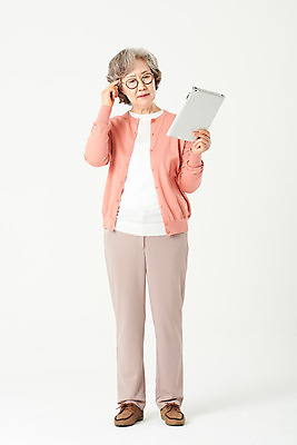 포토 JPG 스튜디오촬영 전신 여자 노년 안경 할머니 실내 한명 서기 앞모습 실버라이프 태블릿 한국인 60대 고민 흰배경 노인여자한명만 오팔세대 액티브시니어 디지털래그 국내포토 1 라이프스타일 잡화 감정 뷰포인트 백그라운드 모션 사람 동양인 성인 내부 전자제품 스마트기기 흰색 사회이슈 세대 여자한명만 노인여자만 파일형식 컬러 컨셉 인종 생활 여자만 노인만 성인만
