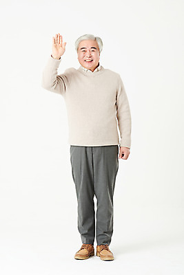 포토 JPG 스튜디오촬영 전신 할아버지 노년 남자 실내 한명 서기 미소 손짓 앞모습 실버라이프 한국인 60대 흰배경 손인사 노인남자한명만 오팔세대 액티브시니어 국내포토 1 라이프스타일 뷰포인트 백그라운드 모션 표정 사람 동양인 성인 내부 흰색 인사 세대 남자한명만 노인남자만 파일형식