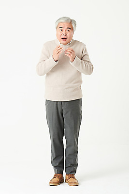 포토 JPG 스튜디오촬영 전신 할아버지 노년 남자 실내 한명 서기 앞모습 실버라이프 놀람 한국인 60대 흰배경 노인남자한명만 오팔세대 액티브시니어 국내포토 1 라이프스타일 감정 뷰포인트 백그라운드 모션 표정 사람 동양인 성인 내부 흰색 세대 남자한명만 노인남자만 파일형식