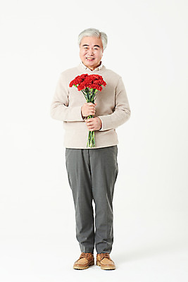 포토 JPG 스튜디오촬영 전신 기념일 할아버지 노년 남자 꽃 꽃다발 실내 선물 한명 서기 미소 들기 앞모습 실버라이프 한국인 60대 어버이날 카네이션 흰배경 노인남자한명만 오팔세대 액티브시니어 국내포토 식물 1 라이프스타일 뷰포인트 백그라운드 모션 표정 사람 동양인 이벤트 성인 내부 흰색 세대 남자한명만 노인남자만 파일형식