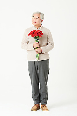 포토 JPG 스튜디오촬영 전신 응시 기념일 할아버지 노년 남자 꽃 꽃다발 실내 선물 한명 서기 미소 들기 앞모습 실버라이프 한국인 60대 어버이날 카네이션 흰배경 노인남자한명만 오팔세대 액티브시니어 국내포토 식물 1 라이프스타일 시선 뷰포인트 백그라운드 모션 표정 사람 동양인 이벤트 성인 내부 흰색 세대 남자한명만 노인남자만 파일형식
