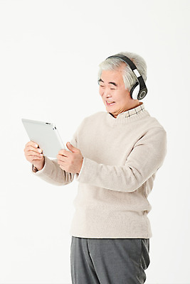 포토 JPG 스튜디오촬영 응시 할아버지 노년 남자 음악 실내 한명 서기 들기 상반신 옆모습 실버라이프 태블릿 헤드폰 음악감상 한국인 60대 즐거움 흰배경 노인남자한명만 실버서퍼 오팔세대 평생교육 액티브시니어 국내포토 1 라이프스타일 시선 교육 감정 뷰포인트 음향기기 백그라운드 모션 문화예술 사람 동양인 성인 내부 전자제품 스마트기기 감상 흰색 신조어 세대 남자한명만 노인남자만 파일형식