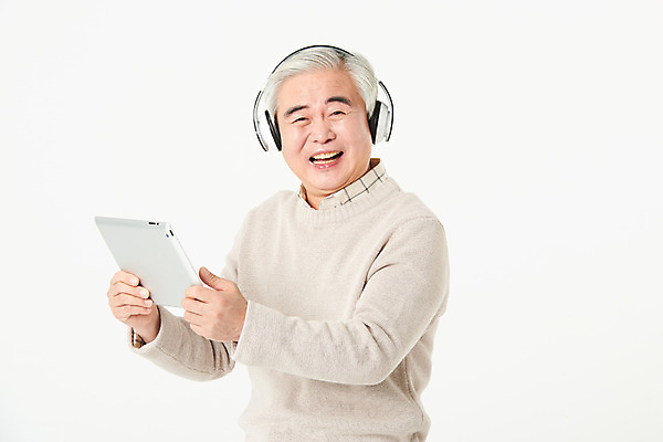 포토 JPG 스튜디오촬영 응시 할아버지 노년 남자 음악 실내 한명 서기 들기 상반신 옆모습 실버라이프 태블릿 헤드폰 음악감상 한국인 60대 즐거움 흰배경 노인남자한명만 오팔세대 평생교육 액티브시니어 국내포토 1 라이프스타일 시선 교육 감정 뷰포인트 음향기기 백그라운드 모션 문화예술 사람 동양인 성인 내부 전자제품 스마트기기 감상 흰색 세대 남자한명만 노인남자만 파일형식