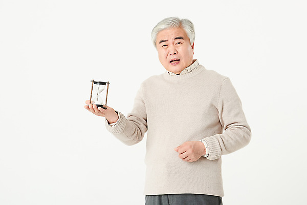 포토 JPG 스튜디오촬영 할아버지 노년 남자 시계 실내 한명 서기 들기 상반신 앞모습 실버라이프 한국인 60대 모래시계 흰배경 아쉬움 노인남자한명만 오팔세대 액티브시니어 국내포토 1 라이프스타일 감정 모래 뷰포인트 백그라운드 모션 사람 동양인 성인 내부 흰색 세대 남자한명만 노인남자만 파일형식