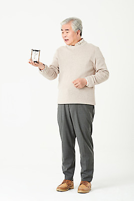 포토 JPG 스튜디오촬영 전신 할아버지 노년 남자 시계 실내 한명 서기 들기 앞모습 실버라이프 한국인 60대 모래시계 흰배경 노인남자한명만 오팔세대 액티브시니어 국내포토 1 라이프스타일 모래 뷰포인트 백그라운드 모션 사람 동양인 성인 내부 흰색 세대 남자한명만 노인남자만 파일형식