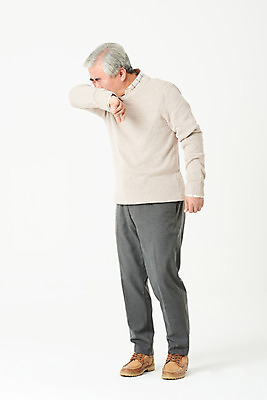 포토 JPG 스튜디오촬영 전신 할아버지 노년 남자 실내 건강 관리 한명 서기 옆모습 실버라이프 한국인 60대 감기 흰배경 입가림 기침 재채기 노인남자한명만 국내포토 1 라이프스타일 뷰포인트 백그라운드 모션 사람 동양인 성인 내부 흰색 가림 질병 남자한명만 노인남자만 파일형식