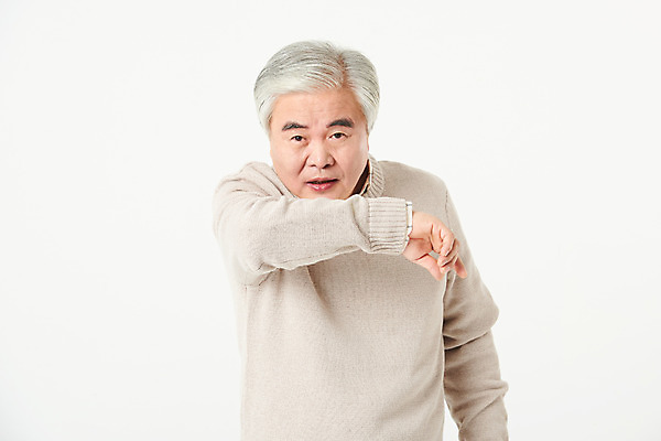 포토 JPG 스튜디오촬영 할아버지 노년 남자 실내 건강 관리 한명 서기 상반신 앞모습 실버라이프 한국인 가림 60대 감기 흰배경 입가림 기침 재채기 노인남자한명만 델타변이바이러스 국내포토 1 라이프스타일 뷰포인트 백그라운드 모션 사람 동양인 성인 내부 흰색 바이러스 질병 남자한명만 노인남자만 파일형식