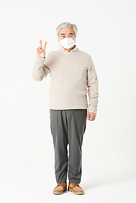 포토 JPG 스튜디오촬영 전신 할아버지 노년 남자 2 실내 건강 관리 마스크 한명 서기 손짓 앞모습 실버라이프 한국인 60대 감기 흰배경 기침 재채기 노인남자한명만 델타변이바이러스 국내포토 1 라이프스타일 뷰포인트 백그라운드 모션 사람 동양인 성인 내부 흰색 바이러스 질병 남자한명만 노인남자만 파일형식