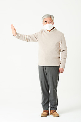 포토 JPG 스튜디오촬영 전신 할아버지 노년 남자 실내 건강 관리 마스크 한명 서기 손짓 앞모습 실버라이프 한국인 60대 감기 흰배경 기침 재채기 노인남자한명만 사회적거리두기 델타변이바이러스 국내포토 1 라이프스타일 캠페인 뷰포인트 백그라운드 모션 사람 동양인 성인 내부 흰색 바이러스 질병 남자한명만 노인남자만 파일형식