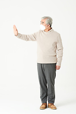 포토 JPG 스튜디오촬영 전신 할아버지 노년 남자 실내 건강 관리 마스크 한명 서기 손짓 앞모습 실버라이프 한국인 60대 감기 흰배경 기침 재채기 노인남자한명만 사회적거리두기 델타변이바이러스 국내포토 1 라이프스타일 캠페인 뷰포인트 백그라운드 모션 사람 동양인 성인 내부 흰색 바이러스 질병 남자한명만 노인남자만 파일형식