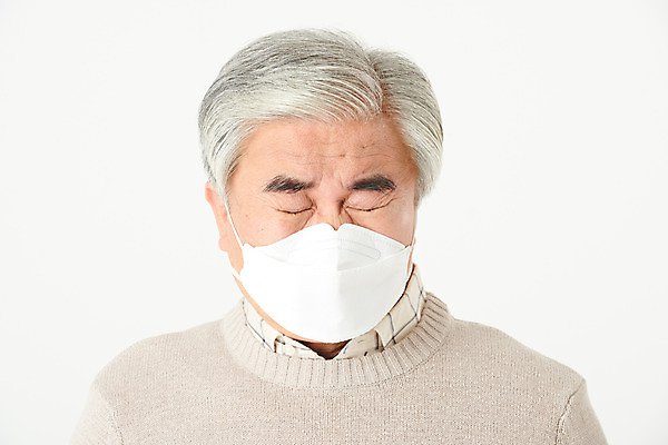 포토 JPG 스튜디오촬영 할아버지 노년 남자 실내 건강 관리 마스크 한명 서기 상반신 앞모습 실버라이프 한국인 60대 감기 흰배경 기침 재채기 노인남자한명만 델타변이바이러스 국내포토 1 라이프스타일 뷰포인트 백그라운드 모션 사람 동양인 성인 내부 흰색 바이러스 질병 남자한명만 노인남자만 파일형식