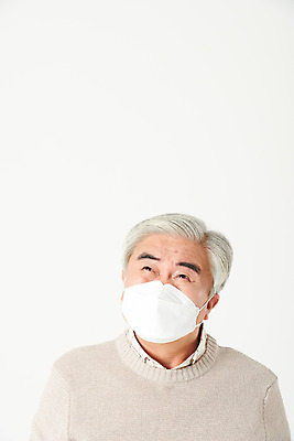 포토 JPG 스튜디오촬영 응시 할아버지 노년 남자 실내 건강 관리 마스크 한명 서기 상반신 앞모습 실버라이프 한국인 올려보기 60대 감기 흰배경 기침 재채기 노인남자한명만 델타변이바이러스 국내포토 1 라이프스타일 시선 뷰포인트 백그라운드 모션 사람 동양인 성인 내부 흰색 바이러스 질병 남자한명만 노인남자만 파일형식