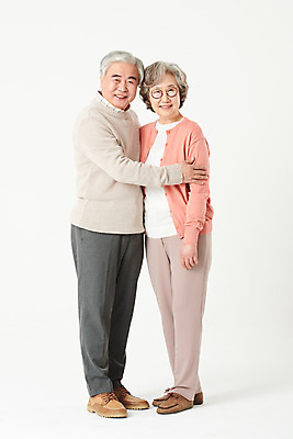 포토 JPG 스튜디오촬영 전신 부부 여자 할아버지 노년 남자 할머니 가족 포옹 실내 서기 미소 두명 옆모습 실버라이프 노부부 다정 한국인 60대 흰배경 노인만 오팔세대 액티브시니어 국내포토 라이프스타일 커플 뷰포인트 백그라운드 컨셉 관계 안기 모션 표정 사람 동양인 성인 내부 흰색 세대 성인만 파일형식