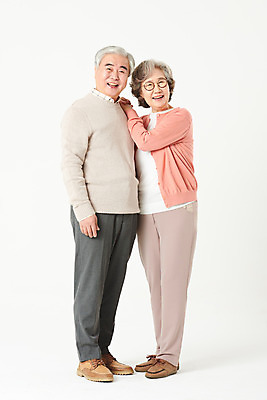 포토 JPG 스튜디오촬영 전신 부부 여자 할아버지 노년 남자 할머니 가족 실내 서기 미소 두명 옆모습 실버라이프 노부부 다정 한국인 60대 흰배경 노인만 오팔세대 액티브시니어 국내포토 라이프스타일 커플 뷰포인트 백그라운드 컨셉 관계 모션 표정 사람 동양인 성인 내부 흰색 세대 성인만 파일형식
