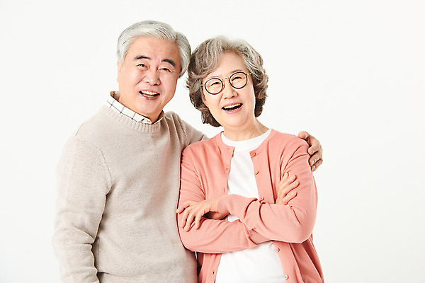 포토 JPG 스튜디오촬영 부부 여자 할아버지 노년 남자 행복 할머니 가족 안기 실내 서기 미소 상반신 두명 앞모습 옆모습 실버라이프 노부부 다정 한국인 60대 흰배경 노인만 오팔세대 액티브시니어 국내포토 라이프스타일 커플 감정 뷰포인트 백그라운드 컨셉 관계 모션 표정 사람 동양인 성인 내부 흰색 세대 성인만 파일형식