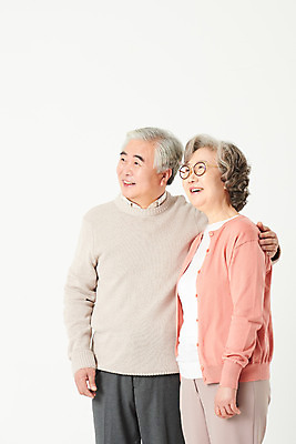 포토 JPG 스튜디오촬영 부부 응시 여자 할아버지 노년 남자 할머니 가족 실내 서기 미소 상반신 두명 옆모습 실버라이프 노부부 한국인 60대 흰배경 노인만 어깨에손 오팔세대 액티브시니어 국내포토 라이프스타일 커플 시선 뷰포인트 백그라운드 관계 모션 표정 사람 동양인 성인 내부 흰색 세대 성인만 파일형식