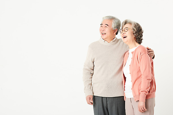 포토 JPG 스튜디오촬영 부부 응시 여자 할아버지 노년 남자 할머니 가족 실내 서기 미소 상반신 두명 옆모습 실버라이프 노부부 한국인 60대 흰배경 노인만 어깨에손 오팔세대 액티브시니어 국내포토 라이프스타일 커플 시선 뷰포인트 백그라운드 관계 모션 표정 사람 동양인 성인 내부 흰색 세대 성인만 파일형식