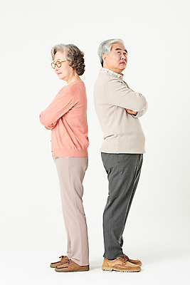 포토 JPG 스튜디오촬영 전신 부부 여자 할아버지 노년 남자 할머니 가족 실내 서기 두명 옆모습 실버라이프 팔짱 노부부 한국인 등돌리기 60대 흰배경 싸움 이혼 노인만 오팔세대 액티브시니어 국내포토 라이프스타일 커플 뷰포인트 백그라운드 관계 모션 사람 동양인 성인 내부 흰색 세대 성인만 파일형식