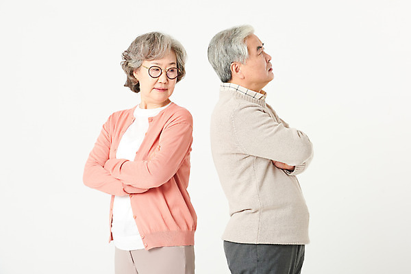 포토 JPG 스튜디오촬영 부부 여자 할아버지 노년 남자 할머니 가족 실내 서기 상반신 두명 옆모습 실버라이프 팔짱 노부부 한국인 등돌리기 짜증 60대 흰배경 싸움 이혼 노인만 오팔세대 액티브시니어 국내포토 라이프스타일 커플 감정 뷰포인트 백그라운드 관계 모션 사람 동양인 성인 내부 흰색 세대 성인만 파일형식
