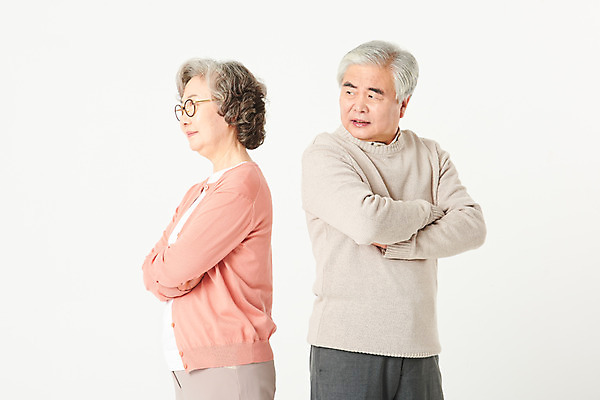 포토 JPG 스튜디오촬영 부부 여자 할아버지 노년 남자 할머니 가족 실내 서기 상반신 두명 옆모습 실버라이프 팔짱 노부부 한국인 등돌리기 짜증 60대 흰배경 싸움 이혼 노인만 오팔세대 액티브시니어 국내포토 라이프스타일 커플 감정 뷰포인트 백그라운드 관계 모션 사람 동양인 성인 내부 흰색 세대 성인만 파일형식