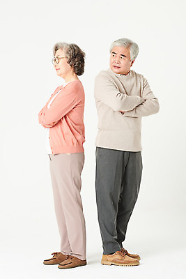 포토 JPG 스튜디오촬영 전신 부부 여자 할아버지 노년 남자 할머니 가족 실내 서기 두명 옆모습 실버라이프 팔짱 노부부 한국인 등돌리기 60대 흰배경 싸움 이혼 노인만 오팔세대 액티브시니어 국내포토 라이프스타일 커플 뷰포인트 백그라운드 관계 모션 사람 동양인 성인 내부 흰색 세대 성인만 파일형식