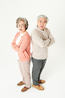 포토 JPG 스튜디오촬영 전신 부부 여자 할아버지 노년 남자 할머니 가족 실내 서기 두명 옆모습 실버라이프 하이앵글 팔짱 노부부 한국인 등돌리기 60대 흰배경 싸움 이혼 노인만 오팔세대 액티브시니어 국내포토 라이프스타일 커플 뷰포인트 백그라운드 관계 모션 사람 동양인 성인 내부 흰색 세대 성인만 파일형식