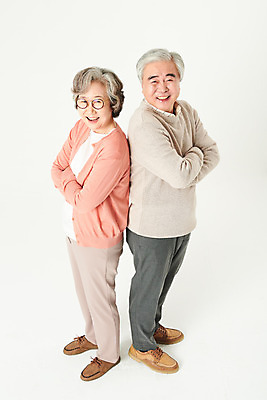 포토 JPG 스튜디오촬영 전신 부부 여자 할아버지 노년 남자 할머니 가족 실내 서기 미소 두명 옆모습 실버라이프 하이앵글 팔짱 노부부 한국인 올려보기 60대 흰배경 노인만 오팔세대 액티브시니어 국내포토 라이프스타일 커플 뷰포인트 백그라운드 관계 모션 표정 사람 동양인 성인 내부 흰색 세대 성인만 파일형식